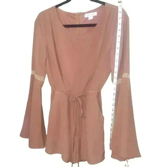 Super Cute Romper -⬇️PRICE DROP⬇️. Size Small with Sandals - Picture 9 of 10